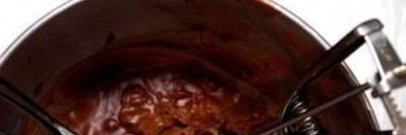 шоколадное печенье с карамелью и орехами