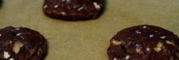 шоколадное печенье с карамелью и орехами