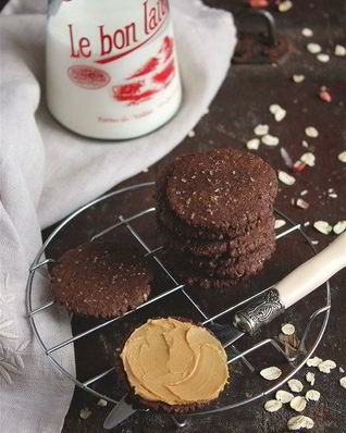 Шоколадное печенье-сэндвич с арахисовой пастой