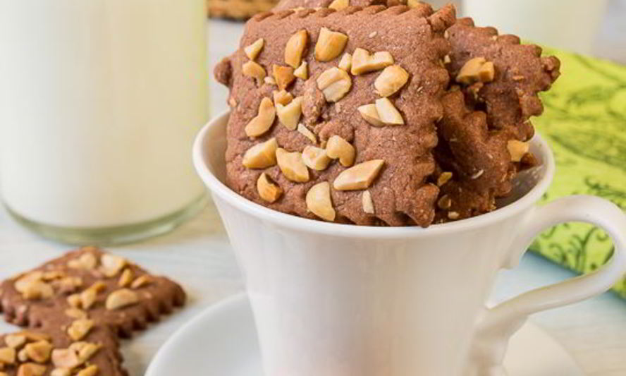 Рецепт шоколадного песочного печенья с арахисом