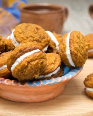 Тыквенное печенье с начинкой из творожного сыра