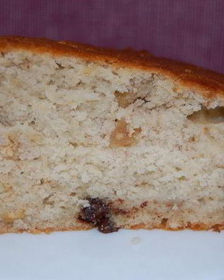 Банановый пирог с орехами и шоколадом