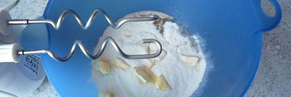 глазированный яблочно-творожный пирог на дрожжевом тесте