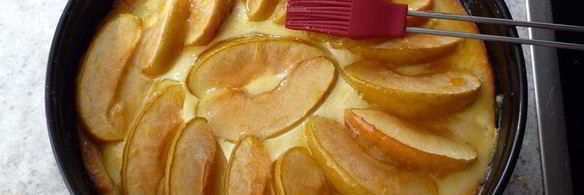 глазированный яблочно-творожный пирог на дрожжевом тесте