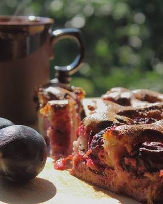 Кукурузно-миндальный пирог со сливами