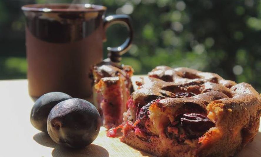 Рецепт кукурузна-миндального пирог со сливами