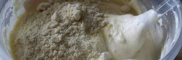 кукурузно-миндальный пирог со сливами