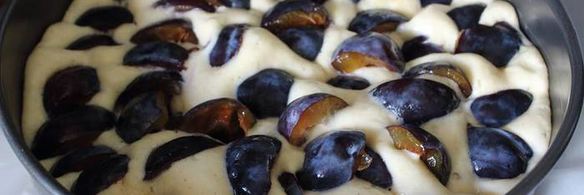 кукурузно-миндальный пирог со сливами