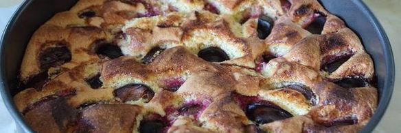 кукурузно-миндальный пирог со сливами