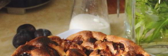 кукурузно-миндальный пирог со сливами