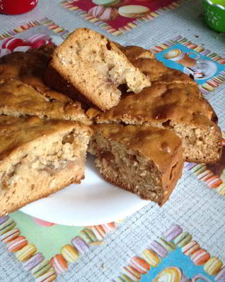 Медовый пирог с овсяными хлопьями, яблоками, миндалем и изюмом