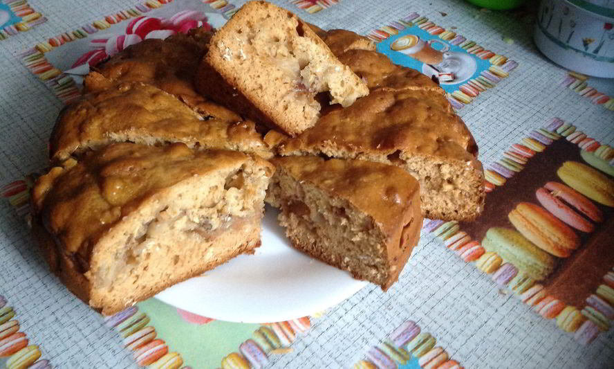 Рецепт медового пирога с овсяными хлопьями, яблоками, миндалем и изюмом