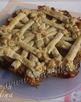 Мясной пирог из слоеного теста