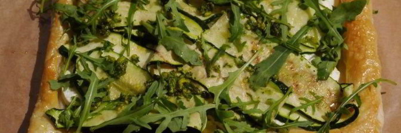 Открытый пирог с цукини и козьим сыром