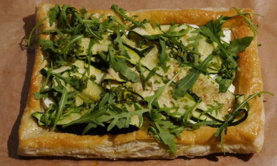 Рецепт открытого пирога с цукини и козьим сыром