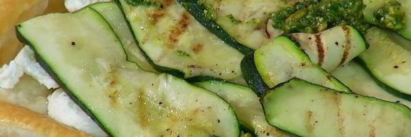 открытый пирог с цукини и козьим сыром