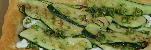 открытый пирог с цукини и козьим сыром