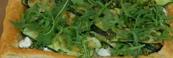 открытый пирог с цукини и козьим сыром