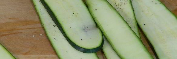 открытый пирог с цукини и козьим сыром