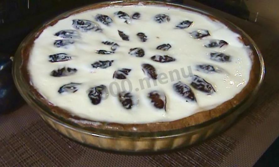 Рецепт песочного пирога со сметанной заливкой со сливами