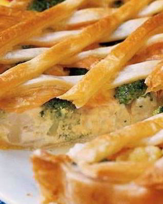 Пирог из брокколи и цветной капусты с копченой семгой