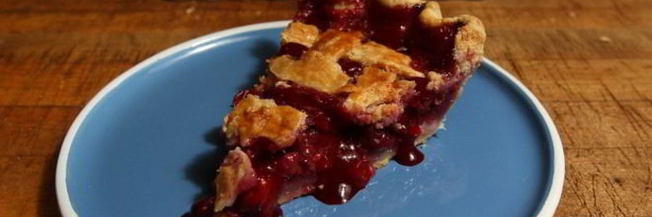 Пирог с брусникой и сметаной