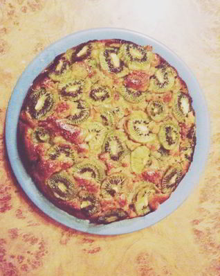 Пирог с киви, яблоками и грецкими орехами