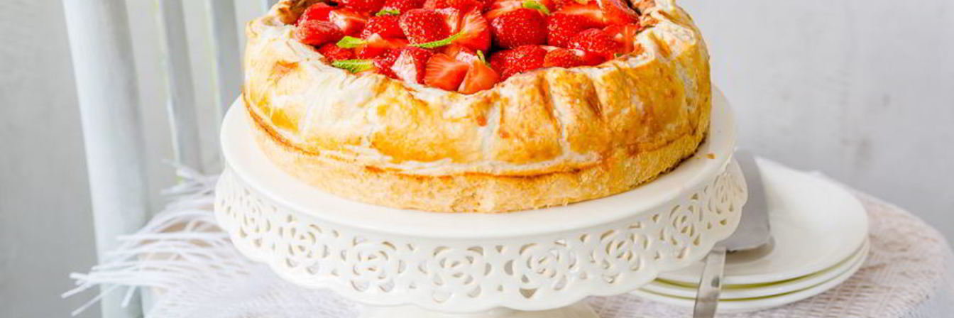 Пирог с клубникой и творогом