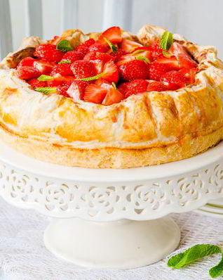 Пирог с клубникой и творогом