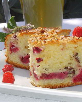 Пирог с малиной и орехами