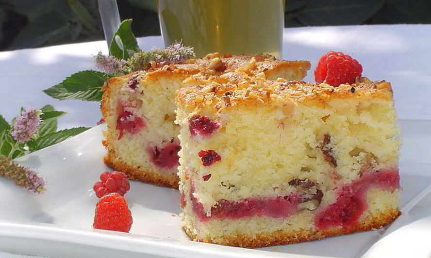 Рецепт пирога с малиной и орехами