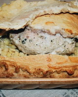 Пирог с томленым мясом и горохом