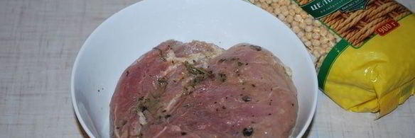 пирог с томленым мясом и горохом