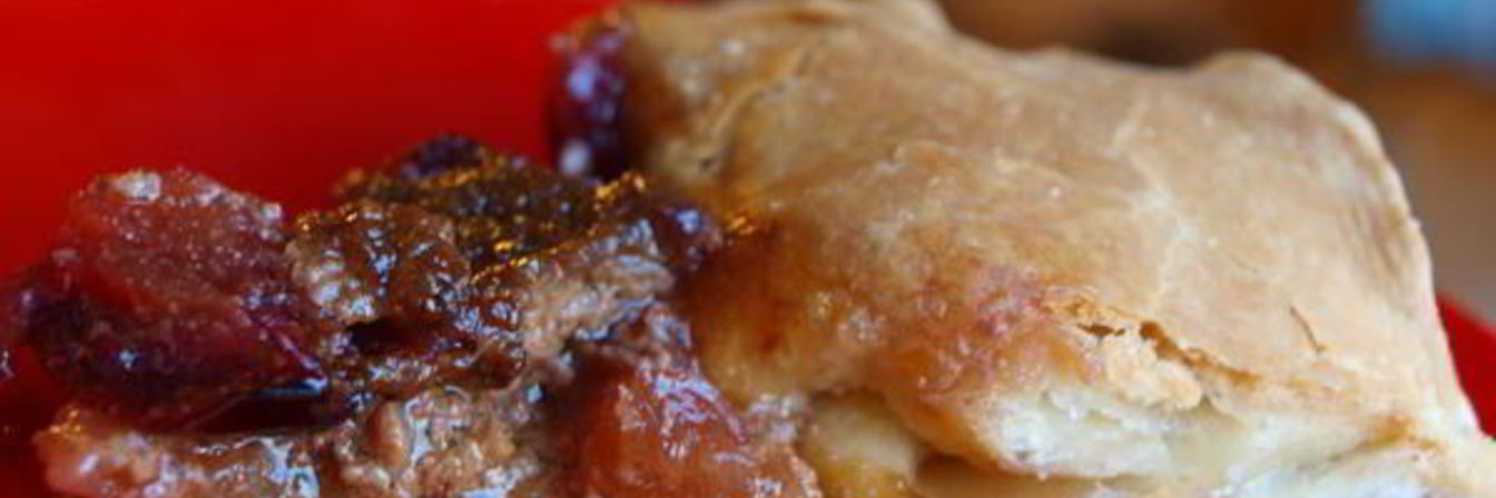 Пирог со сливами в карамельной заливке