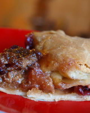 Пирог со сливами в карамельной заливке