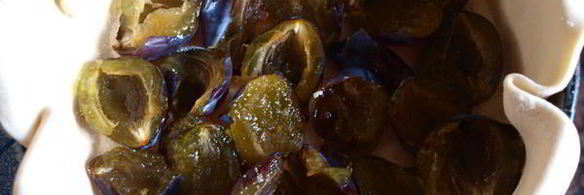 пирог со сливами в карамельной заливке