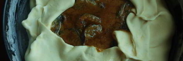 пирог со сливами в карамельной заливке