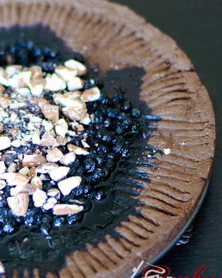 Рассыпчатый шоколадный пирог с черникой и орехами