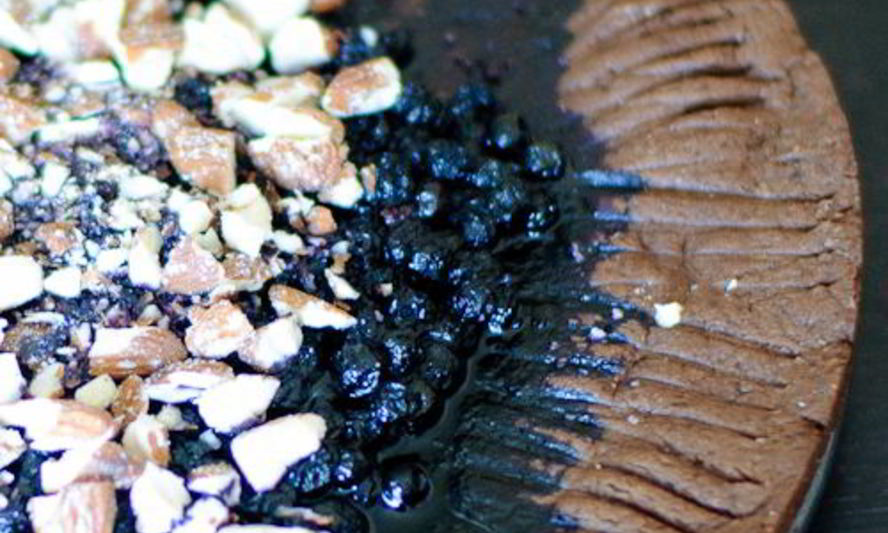 Рецепт рассыпчатого шоколадного пирога с черникой и орехами