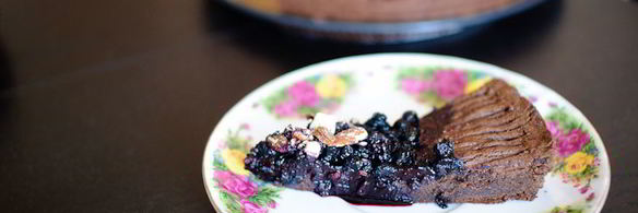 рассыпчатый шоколадный пирог с черникой и орехами
