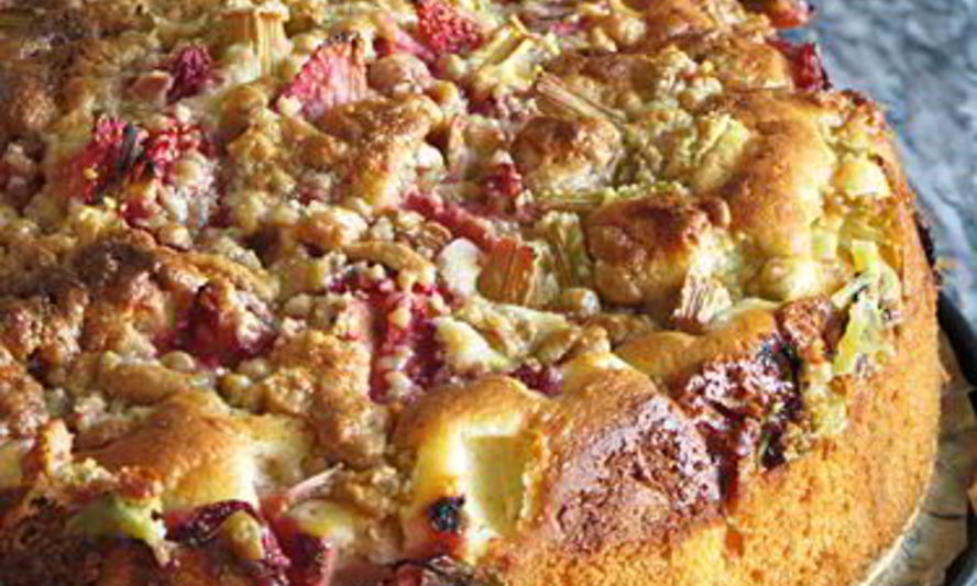 Рецепт ревенно-клубничного пирог с халвой