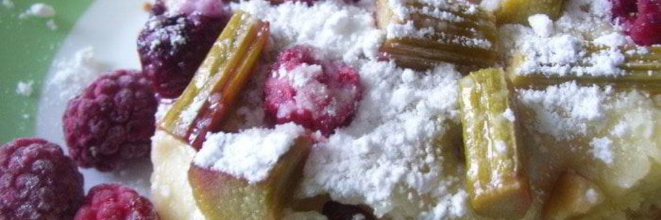 Сдобный пирог с ревенем и малиной