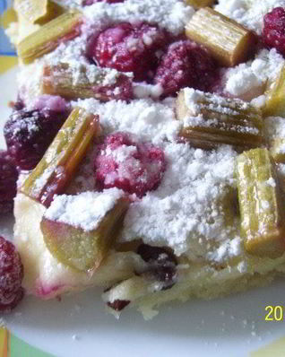 Сдобный пирог с ревенем и малиной