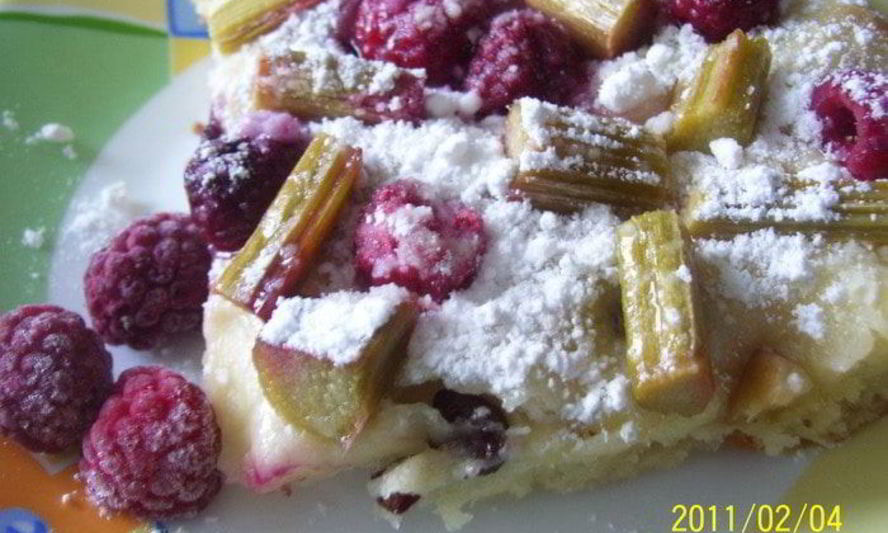 Рецепт сдобного пирога с ревенем и малиной