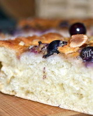 Сдобный пирог со сливочно-ореховой начинкой и черной смородиной