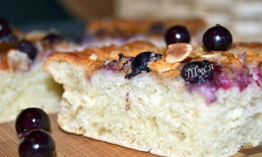 Рецепт сдобного пирога со сливочно-ореховой начинкой и черной смородиной