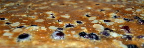 сдобный пирог со сливочно-ореховой начинкой и черной смородиной