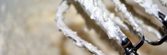 сдобный пирог со сливочно-ореховой начинкой и черной смородиной