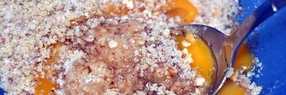 сдобный пирог со сливочно-ореховой начинкой и черной смородиной