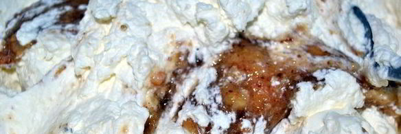 сдобный пирог со сливочно-ореховой начинкой и черной смородиной